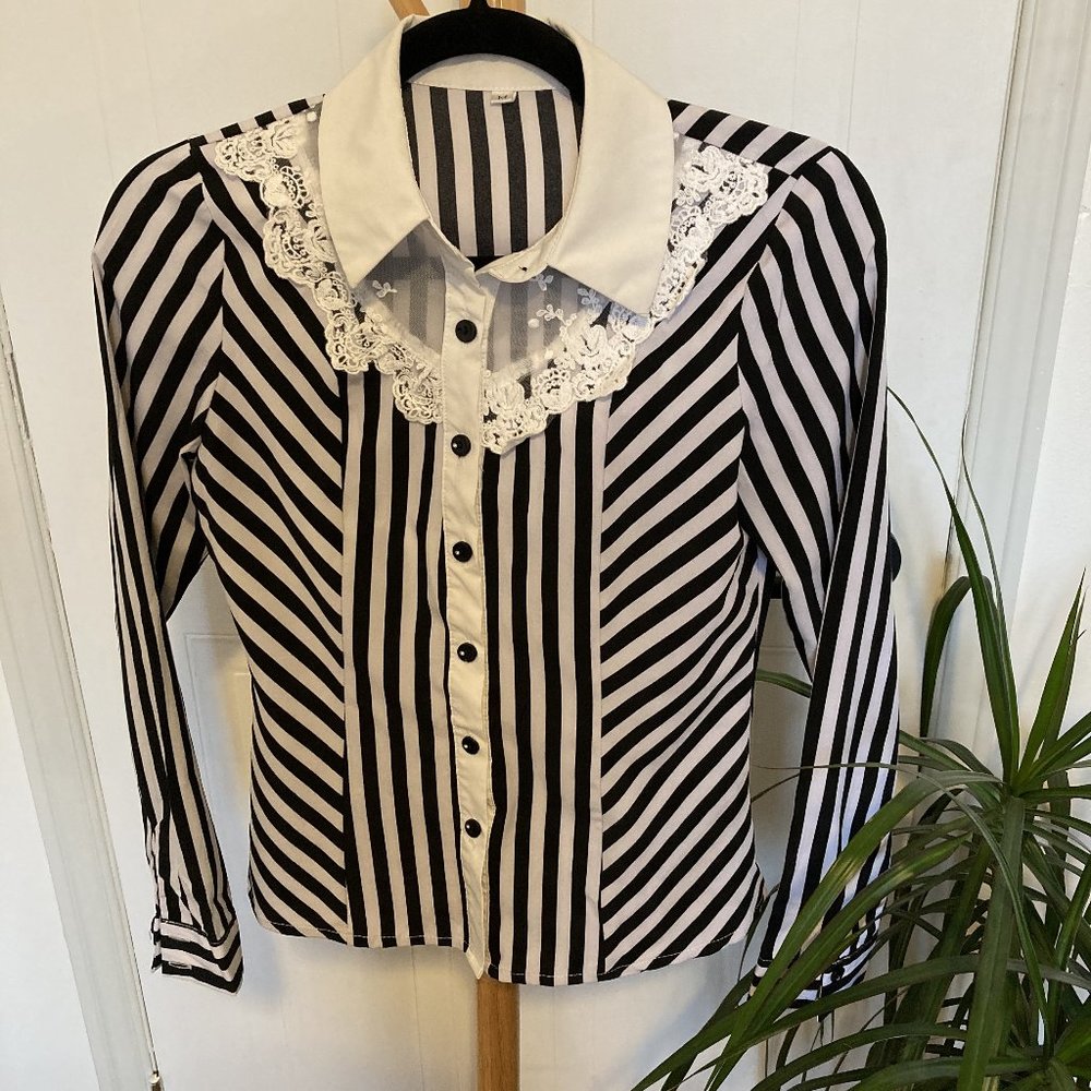 Cute blouse with stripes